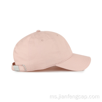 topi besbol wanita dengan logo berkilau khas